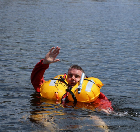 جلیقه نجات فرد را روی سطح آب شناور نگه میدارد جلیقه نجات هواپیما, تجهیزات ایمنی هواپیما