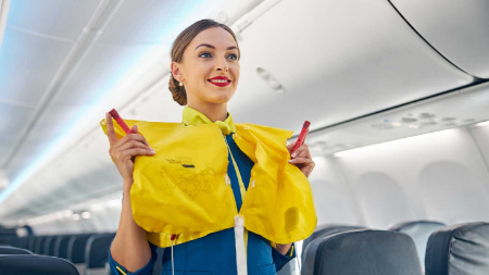 مهمانداران نحوه استفاده از جلیقه نجات را پیش از پرواز توضیح میدهند جلیقه نجات هواپیما, تجهیزات ایمنی هواپیما