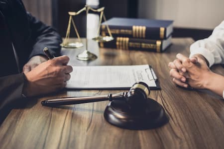 وکیل کیفری چه وظایف و مسئولیت هایی دارد, ویژگی های یک وکیل کیفری خوب