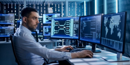 متخصص امنیت سایبری از دادهها در برابر هکرها محافظت میکند متخصص امنیت سایبری, آموزش امنیت سایبری