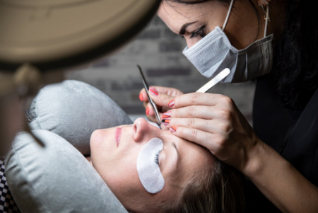 مژهکار حرفهای درآمد ماهیانه میلیونی به دست میآورد معرفی شغل اکستنشن مژه, آموزش کاشت مژه
