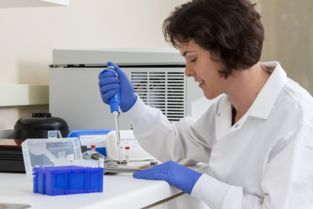 میکروبیولوژیستها با یک لام و میکروسکوپ دنیا را تغییر میدهند معرفی شغل میکروبیولوژیست, رشته میکروبیولوژی چیست