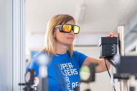 عینک شیشهای برای لیزرهای پرقدرت مناسبتر است عینک ایمنی لیزری, عینک ایمنی اپراتور لیزر