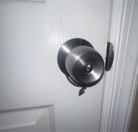 زبانه قفل گیر کرده, قفل درب باز نمیشه