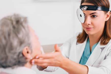 متخصص گوش و حلق و بینی, متخصص گوش و حلق و بینی عالی, متخصص گوش و حلق و بینی ناحیه سر و گردن را بررسی می کند