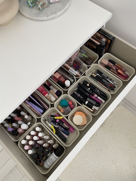 چیدمان لوازم آرایش روی میز