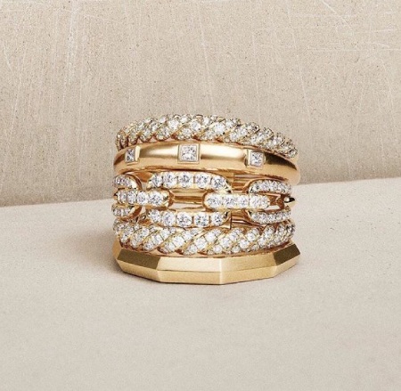 مدل انگشتر پورتوفینو: نمادی از لوکس گرایی و طراحی ایتالیایی
		





	
        
	
	
			مجموعه: طلا و جواهرات		
	







مدل انگشتر پورتوفینو: نمادی از لوکس گرایی و طراحی ایتالیایی

 
نمونه هایی از شیک ترین مدل انگشترهای پورتوفینو
در این مقاله از بیتوته، با نمونه هایی از مدل انگشتر پورتوفینو آشنا می شوید. انگشتر پورتوفینو، الهام گرفته از زیبایی های ساحلی شهر پورتوفینو در ایتالیا، نمادی از لوکس گرایی و طراحی مینیمال چندحلقه ای است. این مدل با ترکیب سادگی و درخشش، به یکی از ترندهای جهانی جواهرات تبدیل شده و مورد توجه سلبریتی ها قرار گرفته است.
مدل های انگشتر پورتوفینو: نمادی از لوکس گرایی و طراحی ایتالیایی
انگشتر پورتوفینو، به عنوان یکی از برجسته ترین مدل های زیورآلات لوکس در دنیای مد و جواهرسازی، الهام گرفته از زیبایی های طبیعی و فرهنگی شهر ساحلی پورتوفینو در ایتالیا است. این شهر، واقع در منطقه لیگوریا، با مناظر خیره کننده، آب های فیروزه ای و فضای رمانتیک خود، به عنوان نمادی از سبک زندگی “دولچه ویتا” (زندگی شیرین) شناخته می شود.
 
مدل انگشتر پورتوفینو، که در سال های اخیر به یکی از ترندهای جهانی جواهرات تبدیل شده، ترکیبی از سادگی مینیمال و درخشش لوکس را ارائه می دهد. این مدل نه تنها به دلیل طراحی منحصربه فرد چندحلقه ای اش، بلکه به خاطر تنوع در مواد و کاربردهای آن، مورد توجه طراحان، سلبریتی ها و علاقه مندان به مد قرار گرفته است. در این مقاله، به بررسی جامع تاریخچه، ویژگی ها، انواع، مزایا و معایب این مدل می پردازیم تا تصویری کامل و دقیق از آن ارائه دهیم.
 

مدل انگشتر پورتوفینو

 
تاریخچه مدل انگشتر پورتوفینو :
ریشه های مدل انگشتر پورتوفینو به سنت های طلاسازی ایتالیایی بازمی گردد، جایی که جواهرسازان از عناصر طبیعی و معماری محلی برای خلق قطعات الهام می گرفتند. شهر پورتوفینو، با تاریخچه ای که به دوران رومی ها می رسد، از قرن نوزدهم به عنوان مقصدی برای نخبگان اروپایی شناخته شد و این جذابیت فرهنگی، بعدها به دنیای مد نفوذ کرد.
 
در دهه ۱۹۹۰، برندهای ایتالیایی مانند Gismondi و Casato Gioielli، با الهام از مناظر رنگارنگ ریویرای ایتالیایی، مجموعه هایی با نام “پورتوفینو” را معرفی کردند که شامل جواهراتی با عناصری مانند تورمالین سبز، مالاکیت و اوپال بود. این قطعات، با طراحی های هندسی و دکو، نمادی از شادی و شور زندگی ایتالیایی را تداعی می کردند.
 
در سال های ۲۰۱۰ به بعد، با ظهور ترندهای جهانی مد، مدل پورتوفینو به صورت یک انگشتر چندحلقه ای (multi-ring) تکامل یافت. طراحان مد، با تلفیق سبک های چانکی (ضخیم) و کوکتل (پرزرق وبرق)، این مدل را برای بازارهای مدرن بازطراحی کردند. برندهایی مانند JuPing و Portofino Jewelry در ایالات متحده، با تولید نسخه های دست ساز در کلرادو، این مدل را به یک محصول قابل دسترس تر تبدیل کردند.
 
در ایران، از حدود سال ۲۰۲۰، این مدل با نام “انگشتر پورتوفینو” وارد بازار شد و به سرعت به یکی از پرفروش ترین زیورآلات بدلی و طلایی تبدیل گردید. آمار فروش جهانی نشان می دهد که در پنج سال گذشته، تقاضا برای مدل های الهام گرفته از فرهنگ های خاص مانند پورتوفینو، ۲۷ درصد رشد داشته است، که این امر به دلیل محبوبیت آن در میان سلبریتی هایی مانند آنا دلوروسو و ریحانا است.
 

انگشتر پورتوفینو

 
ویژگی های کلیدی مدل انگشتر پورتوفینو :
مدل انگشتر پورتوفینو با ویژگی های منحصربه فردی متمایز می شود که آن را از سایر انگشترها جدا می سازد:
 
• طراحی چندحلقه ای: هسته اصلی این مدل، استفاده از دو یا چند حلقه موازی و متصل به یکدیگر است. این حلقه ها می توانند ثابت یا متحرک باشند، که حرکتی ظریف و جذاب ایجاد می کند. عرض کلی انگشتر معمولاً پهن (بیش از ۱۰ میلی متر) است، که ظاهری درشت و لوکس به دست می بخشد.
 
• مواد و رنگ ها: اغلب از طلای ۱۸ عیار (زرد، رزگلد یا سفید) یا استیل ضدزنگ با روکش طلا ساخته می شود. در نسخه های لوکس، الماس های برلیان، پیر (گلابی شکل)، مارکیز و سنگ های قیمتی مانند تورمالین، مالاکیت یا کریستال سواروسکی به کار می رود. تنوع رنگی شامل تک رنگ (زرد یا رزگلد)، دو رنگ (سفید-رزگلد یا زرد-سفید) و سه رنگ (سفید، زرد و رزگلد) است.
 
• تراش و جزئیات: حلقه ها با تراش های متنوعی مانند موج دار، هندسی، آینه ای یا ضربدر طراحی می شوند. این تراش ها نور را به شیوه های مختلف بازتاب می دهند و درخششی خیره کننده ایجاد می کنند. در مدل های بدون نگین، تمرکز بر سادگی و بافت فلزی است.
 
این ویژگی ها، انگشتر پورتوفینو را به گزینه ای ایده آل برای بیان سبک شخصی تبدیل کرده اند.
 

مدل های انگشتر پورتوفینو

 
انواع مدل انگشتر پورتوفینو
مدل پورتوفینو در تنوع گسترده ای عرضه می شود تا با سلیقه های مختلف همخوانی داشته باشد:
 
• نوع مدل مینیمال: حلقه های نازک و ساده، بدون نگین؛ مواد رایج: استیل یا طلای سفید؛ کاربرد پیشنهادی: استایل روزمره و بوهو.
 
• نوع مدل کلاسیک: دو یا سه حلقه با تراش ظریف و نگین های کوچک؛ مواد رایج: طلای زرد ۱۸ عیار، برلیان؛ کاربرد پیشنهادی: مهمانی های رسمی.
 
• نوع مدل مدرن لوکس: حلقه های پهن با ترکیب سنگ های رنگی (تورمالین، مالاکیت)؛ مواد رایج: رزگلد، الماس مارکیز؛ کاربرد پیشنهادی: فرش قرمز و رویدادهای خاص.
 
• نوع مدل بدلی (استیل): نسخه های مقرون به صرفه با روکش طلا؛ مواد رایج: استیل ضدزنگ، کریستال سواروسکی؛ کاربرد پیشنهادی: جوانان و استایل کژوال.
 
• نوع مدل حجمی/چانکی: بیش از سه حلقه با طراحی درشت؛ مواد رایج: طلای سه رنگ، نگین های اتمی؛ کاربرد پیشنهادی: استایل های جسورانه.
 
در بازار ایران، مدل های طلایی بدون اجرت (ساخته شده از حلقه های بازیافتی) محبوبیت بیشتری دارند، زیرا هزینه تولید را کاهش می دهند.
 

انگشترهای پورتوفینو

 
مزایا و معایب انگشتر پورتوفینو
مزایا
• جذابیت بصری بالا: طراحی چندلایه ای آن، توجه را جلب کرده و با هر حرکت دست، درخششی پویا ایجاد می کند. طبق نظرسنجی های مد، ۸۰ درصد کاربران آن را “شیک و منحصربه فرد” توصیف می کنند.
 
• تنوع و انعطاف پذیری: مناسب برای استایل های رسمی (مانند جلسات کاری) و غیررسمی (استایل بوهو). قابلیت ترکیب با سایر زیورآلات مانند دستبندهای مشابه.
 
• دوام و کیفیت: مواد ضدحساسیت و مقاوم در برابر تغییر رنگ، با ضمانت های طولانی مدت در برندهای معتبر.
 
• ارزش سرمایه گذاری: مدل های طلایی، با گذشت زمان، ارزش خود را حفظ یا افزایش می دهند.
 

مدل انگشترهای پورتوفینو

 
معایب
• قیمت نسبتاً بالا: مدل های طلایی از ۵ میلیون تومان شروع شده و به بیش از ۵۰ میلیون تومان می رسد، که ممکن است برای بودجه های متوسط چالش برانگیز باشد.
 
• وزن و اندازه: ظاهر درشت آن برای دست های کوچک یا استایل های ظریف مناسب نیست و ممکن است احساس سنگینی ایجاد کند.
 
• نگهداری: مدل های نگین دار نیاز به تمیزکاری منظم دارند تا درخشش خود را حفظ کنند.
 
• محدودیت در تنوع فرهنگی: در برخی بازارها، مانند ایران، دسترسی به نسخه های اورجینال ایتالیایی محدود است و اغلب کپی های محلی عرضه می شود.
 

انواع مدل انگشتر پورتوفینو

 
کاربردها و نحوه ست کردن :
انگشتر پورتوفینو در استایل های متنوعی کاربرد دارد: در مهمانی های رسمی، با لباس های مشکی یا سفید ست می شود؛ در استایل های روزمره، با لباس های بوهو و شلوار جین ترکیب می گردد.
 
برای ست کردن، پیشنهاد می شود با دستبند یا گردنبندهای چندحلقه ای هم خانواده استفاده شود. سلبریتی ها اغلب آن را با لباس های ساده ترکیب می کنند تا تمرکز بر زیورآلات باشد.
 

انواع انگشتر پورتوفینو

 

شیک ترین مدل انگشتر پورتوفینو

 

جدیدترین مدل انگشتر پورتوفینو

 

مدل انگشتر پورتوفینو جدید

 

نمونه هایی از شیک ترین مدل انگشتر پورتوفینو

 
در پایان :
مدل انگشتر پورتوفینو، فراتر از یک زیورآلات ساده، نمادی از elegance ایتالیایی و نوآوری مد مدرن است. با تاریخچه ای غنی، ویژگی های فنی پیشرفته و تنوعی که برای هر سلیقه ای مناسب است، این مدل نه تنها زیبایی ظاهری، بلکه حس اعتمادبه نفس و لوکس بودن را به همراه دارد. با وجود معایبی مانند قیمت، مزایای آن برتری دارد و آن را به انتخابی ایده ال برای علاقه مندان به جواهرات تبدیل کرده است. این انگشتر، همچون شهر پورتوفینو، وعده سفری به دنیای زیبایی و آرامش را می دهد.
 
گردآوری: بخش مد بیتوته
 