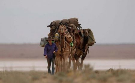  سفر زن جوان با شتر ,اخبارگوناگون,خبرهای گوناگون 