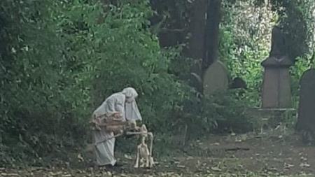 حرکات عجیب زن راهبه با اسکلت،اخبار گوناگون،خبرهای گوناگون حرکات عجیب زن راهبه با اسکلت،اخبار گوناگون،خبرهای گوناگون