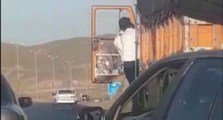 درگیری راننده کامیون با مأموران پلیس،اخبار حوادث،خبرهای حوادث درگیری راننده کامیون با مأموران پلیس،اخبار حوادث،خبرهای حوادث