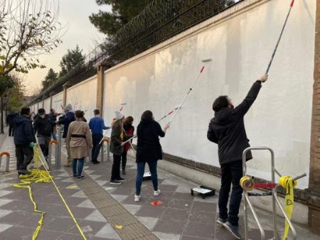 پاک کردن شعارها از دیوار سفارت انگلیس در ایران،اخبار سیاست خارجی،خبرهای سیاست خارجی