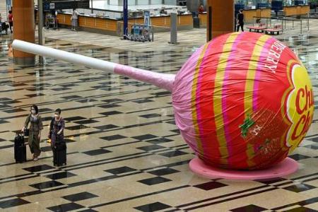 عکسهای جالب,عکسهای جذاب,ماکت آب نبات چوبی بزرگ در فرودگاه بین المللی سنگاپور/ خبرگزاری فرانسه 