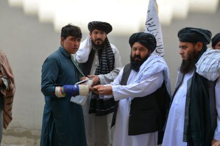 طالبان در حال توزیع دلار بین مردم افغانستان،اخبار بین الملل،خبرهای بین الملل