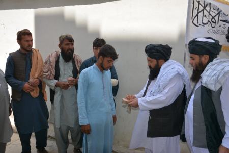 طالبان در حال توزیع دلار بین مردم افغانستان،اخبار بین الملل،خبرهای بین الملل