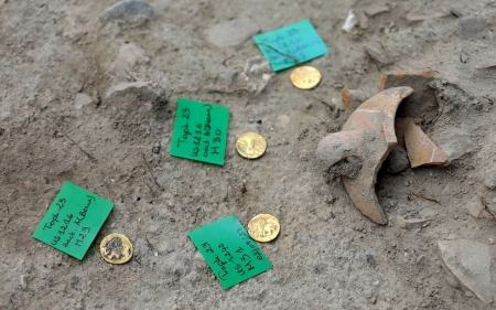 سکه‌های طلا و کوزه‌های حاوی جسد نوزاد،اخبار گوناگون،خبرهای گوناگون