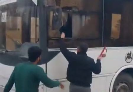 حمله اراذل و اوباش به اتوبوس درون شهری در مشهد،اخبار حوادث،خبرهای حوادث حمله اراذل و اوباش به اتوبوس درون شهری در مشهد،اخبار حوادث،خبرهای حوادث