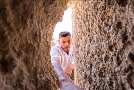 مردی یادداشت ها را از شکاف دیوار غربی در شهر قدس برمی دارد تا جا برای یادداشت های جدید زائران یهودی برای مراسم عکسهای جالب,عکسهای جذاب,