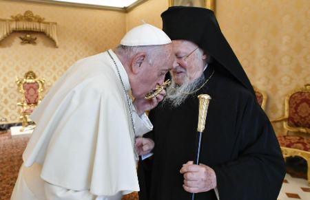 عکسهای جالب,عکسهای جذاب,پاپ فرانسیس در دیدار با اسقف اعظم مسیحیان ارتدوکس شرقی