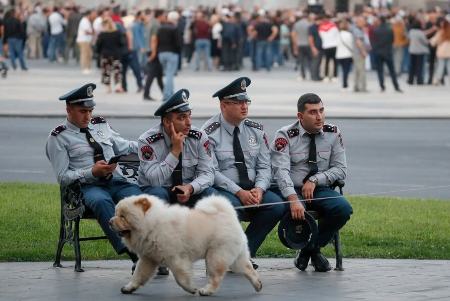 عکسهای جالب,عکسهای جذاب,افسران پلیس ارمنستان در حاشیه تجمع مخالفان نیکول پاشینیان
