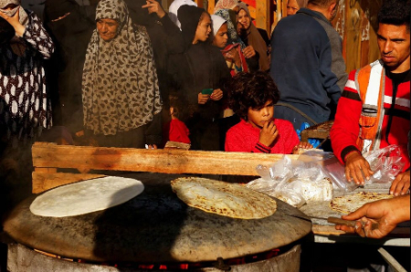 عکسهای جالب,عکسهای جذاب,صف های طولانی خرید نان در نوار غزه/ رویترز