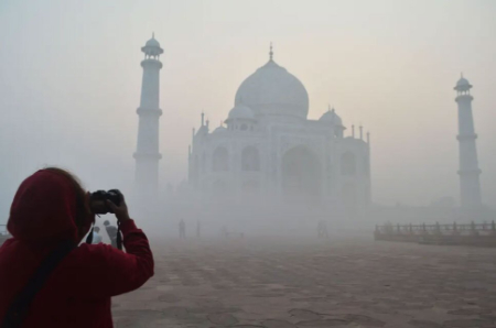 عکسهای جالب,عکسهای جذاب,عکاسی گردشگران از بنای تاریخی تاج محل هند در شرایط هوای بسیار آلوده 