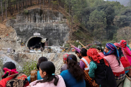 عکسهای جالب,عکسهای جذاب,عملیات نجات کارگران در حادثه ریزش یک تونل در شمال هند 