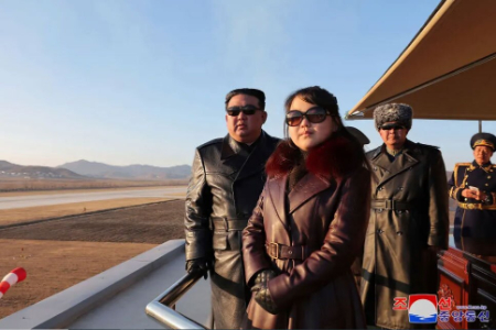 عکسهای جالب,عکسهای جذاب,بازدید رهبر کره شمالی و دخترش از نیروی هوایی کره شمالی 