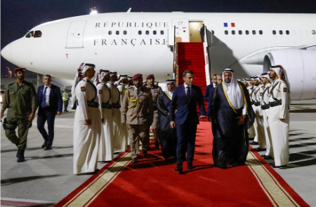 عکسهای جالب,عکسهای جذاب,استقبال از رییس جمهوری فرانسه در فرودگاه دوحه قطر 