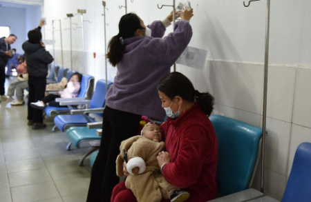 عکسهای جالب,عکسهای جذاب,بیمارستان های چین مملو از کودکان مبتلا به نوعی بیماری عفونی تنفسی هستند 