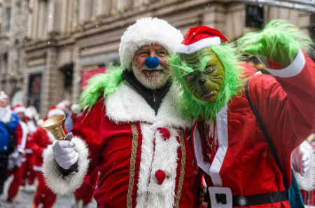 عکسهای جالب,عکسهای جذاب,مسابقه دو بابانوئل ها در شهر لیورپول انگلیس