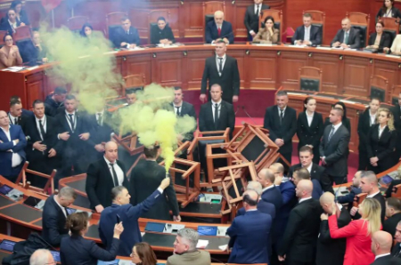 عکسهای جالب,عکسهای جذاب,اعتراضات مخالفان حکومت آلبانی در جلسه پارلمان 