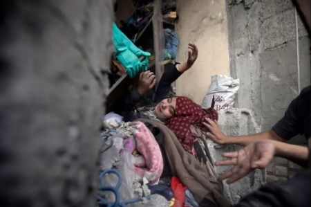 عکسهای جالب,عکسهای جذاب,بیرون کشیدن زیرآوار ماندگان در شهر خان یونس در نوار غزه