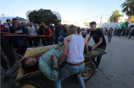 عکسهای جالب,عکسهای جذاب,انتقال مجروحان بمباران های اسراییل به بیمارستان الاقصی در دیرالبلح نوار غزه