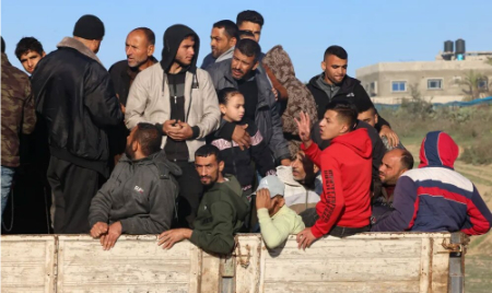 فلسطینی ها در شهر خان یونس در جنوب نوار غزه به دلیل تشدید درگیری ها بین حماس و نیروهای اشغالگر اسراییلی در حال حرکت به سمت شهر رفح در مرز مصر هستند./ خبرگزاری فرانسه عکسهای جالب,عکسهای جذاب,فلسطینی ها در شهر خان یونس در جنوب نوار غزه به دلیل تشدید درگیری ها بین حماس و نیروهای اشغالگر اسراییلی در حال حرکت به سمت شهر رفح در مرز مصر هستند.