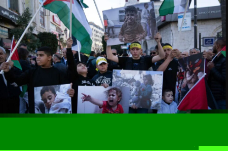 عکسهای جالب,عکسهای جذاب,تظاهرات در شهر رام الله در کرانه باختری فلسطین در همبستگی با مردم غزه