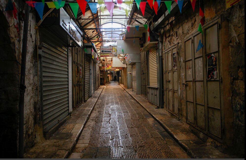 عکسهای جالب,عکسهای جذاب,بازاریان شهر نابلس در کرانه باختری فلسطین در همراهی با فراخوان روز دوشنبه تعطیلی کسب و کارها در حمایت از مردم غزه دکان های خود را بسته اند. 