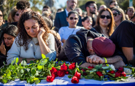 عکسهای جالب,عکسهای جذاب,مراسم تدفین یک اسیر زن اسراییلی در غزه که در حملات هوایی اسراییل به این باریکه کشته شده است 