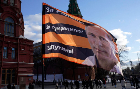 عکسهای جالب,عکسهای جذاب,بنر تبلیغاتی ولادیمیر پوتین یک هفته مانده به برگزاری انتخابات ریاست فدراسیون روسیه در مقابل کاخ کرملین در مسکو