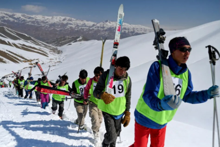 عکسهای جالب,عکسهای جذاب,اسکی بازان از تپه ای در کوهستان های بامیان افغانستان بالا می روند تا در یک مسابقه اسکی شرکت کنند.