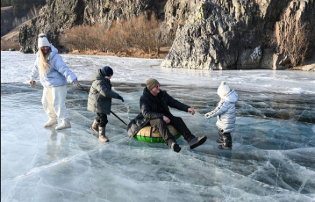 عکسهای جالب,عکسهای جذاب,بازی یک خانواده روی یک رودخانه یخزده در 