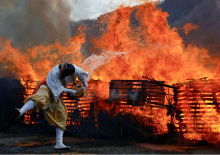 عکسهای جالب,عکسهای جذاب,یک راهب بودایی در شهر توکیو ژاپن در جشنواره راهپیمایی روی آتش در کوه 
