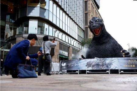 عکسهای جالب,عکسهای جذاب,مردم توکیو از مجسمه گودزیلا عکس می گیرند که برای تبلیغ فیلم 
