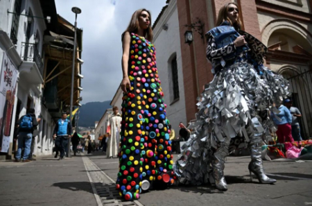 عکسهای جالب,عکسهای جذاب,نمایش لباس های تولید شده از مواد دورریز در هفته مد در شهر بوگوتا کلمبیا