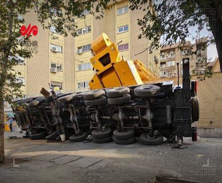 سقوط جرثقیل در خیابان حافظ تهران،اخبار حوادث،خبرهای حوادث