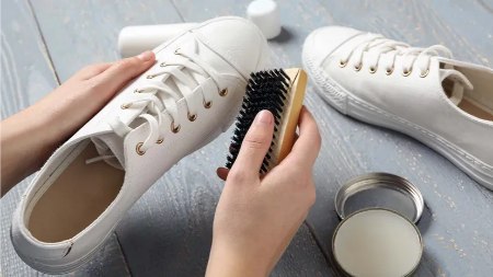واکس زدن کفش چرم واکس زدن کفش چرم