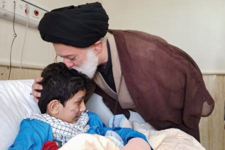 عیادت فرزندان رهبر انقلاب از مجروحان لبنانی،اخبار سیاسی،خبرهای سیاسی عیادت فرزندان رهبر انقلاب از مجروحان لبنانی،اخبار سیاسی،خبرهای سیاسی