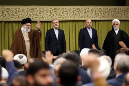  رهبر انقلاب: چشم‌هایمان را باز کنیم و حواسمان باشد که با چه کسی مواجهیم، معامله می‌کنیم و حرف می‌زنیم