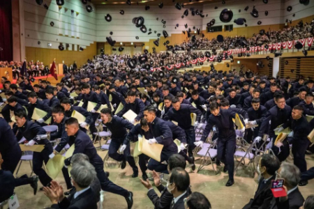 عکسهای جالب,عکسهای جذاب,فارغ التحصیلان آکادمی دفاع ملی ژاپن در مراسم فارغ التحصیلی خود در استان 