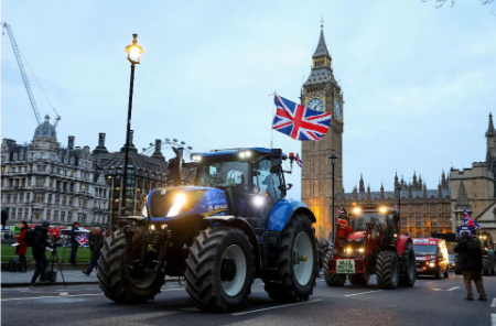 عکسهای جالب,عکسهای جذاب,اعتراض کشاورزان انگلیسی با آوردن تراکتورهایشان به مرکز لندن