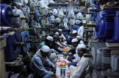 عکسهای جالب,عکسهای جذاب,افطار ماه رمضان در مغازه ای در شهر دهلی هند